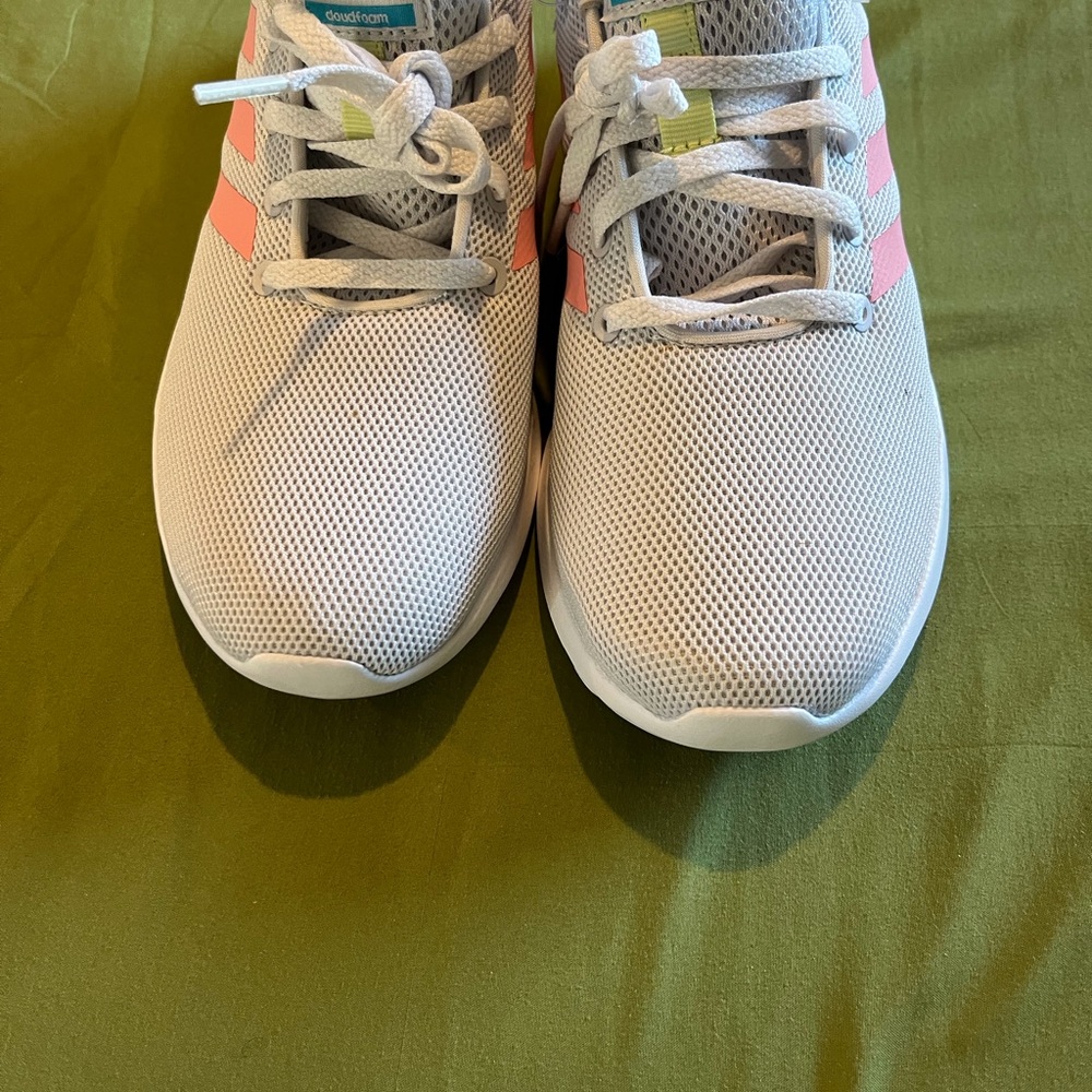 SELLING ADIDAS SNEAKER UNISEX SIZE 6 COLOR WHITE & PINK NWOT